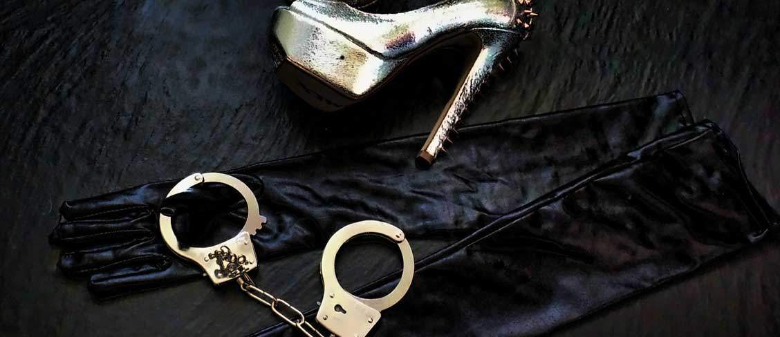 Highheels und Handschellen